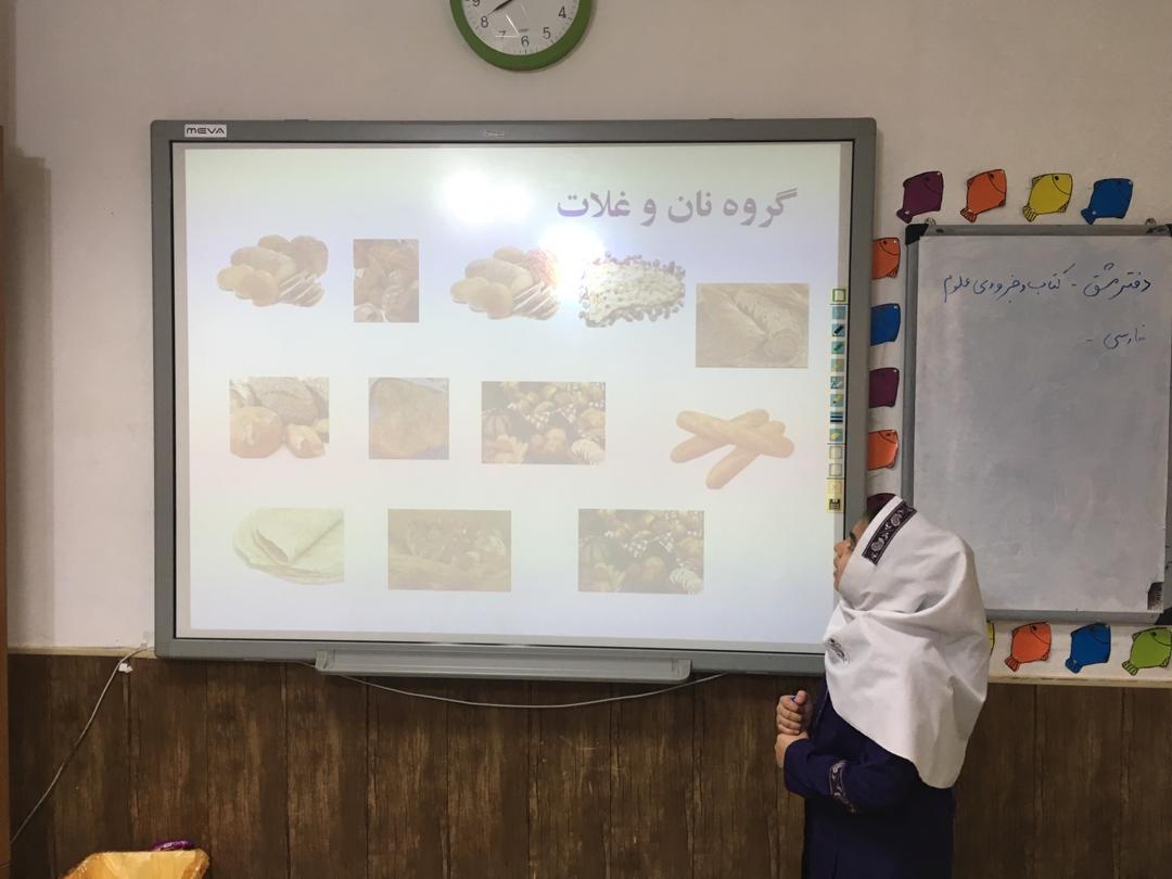 کنفرانس هلیا رسولی در مورد فواید مواد غذایی و پذیرایی از دوستانش